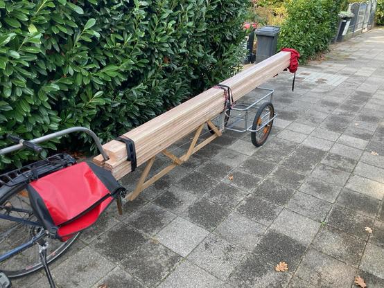 Fahrrad Anhänger mit stark verlängerter Deichsel zum Transport von 2m Holz